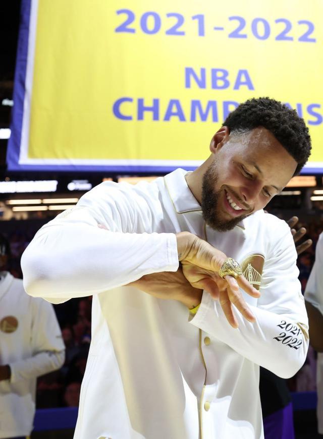 德甲2025-领戒指之夜击败湖人 库里33分演绎完美揭幕战