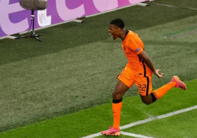 德甲赛季投注-【人物】曾被嘲笑的小岛国脚 最令人惊叹的荷兰红星