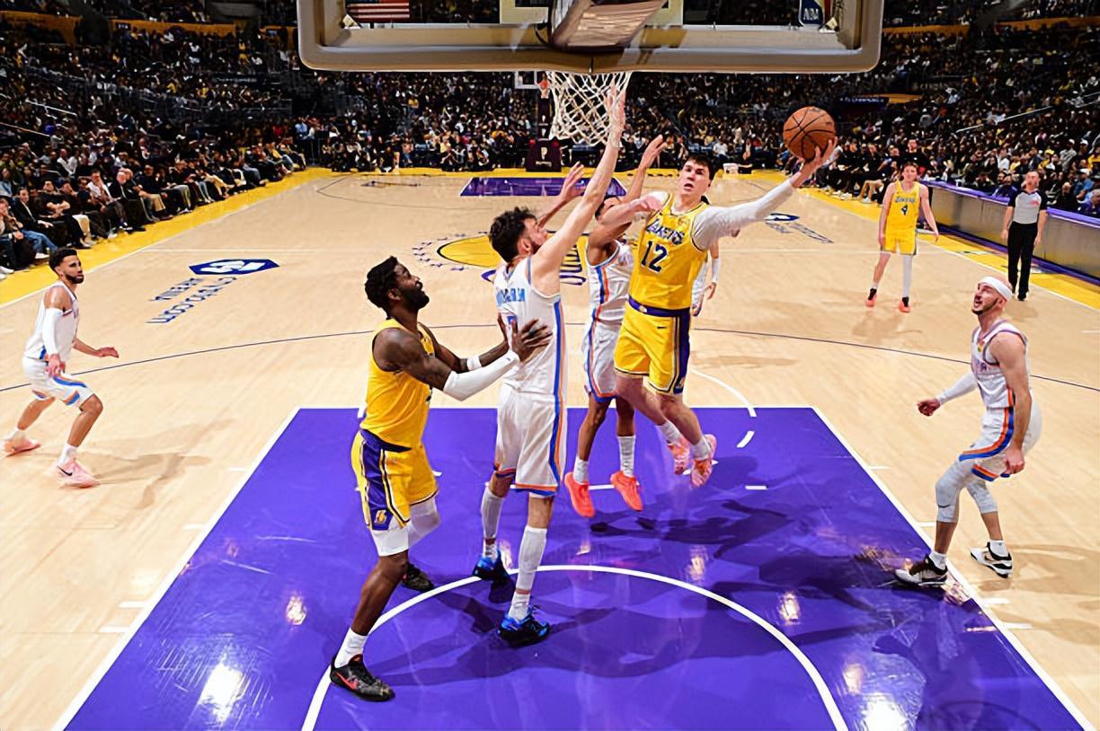 德甲赛季投注-能力实在是太平庸了，但侧翼新星竟然能够在湖人坐上先发位置？